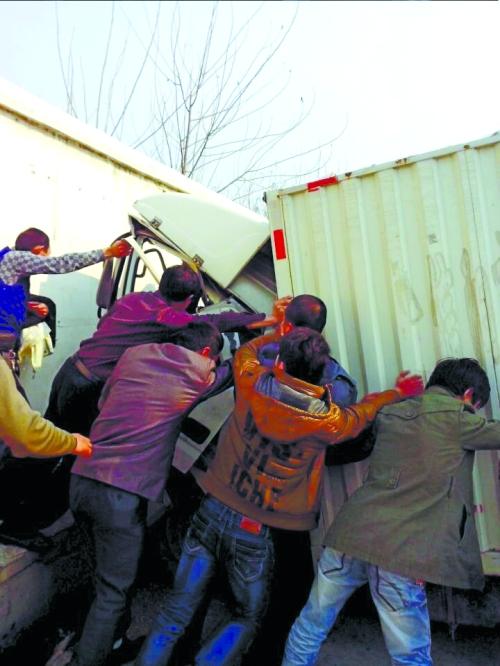 眾人把車往后推，從駕駛室救人