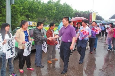 專案組押解嫌疑人回洛，的哥的姐自發(fā)前來迎接。