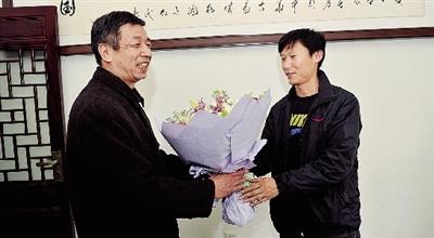 男子欲拔菜刀砍公交車(chē)長(zhǎng) 奪刀老人是位老中醫(yī)