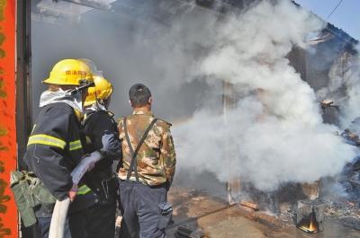 火勢(shì)兇猛，濃煙滾滾，消防官兵正在奮力救火。