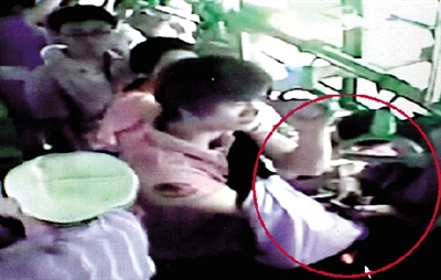 一名小偷拉開(kāi)了乘客李女士的包，并在包里摸了足足3分多鐘。最終，李女士被偷了2.4萬(wàn)多元錢(qián)?！?翻拍視