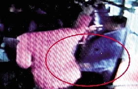 一小偷把手伸到乘客衣兜內(nèi)行竊時(shí)的瞬間。(翻拍視頻)