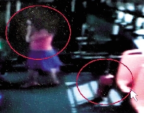 去年10月份的一天，一名女乘客打著電話下了車(chē)，包丟在了車(chē)上。(翻拍視頻)