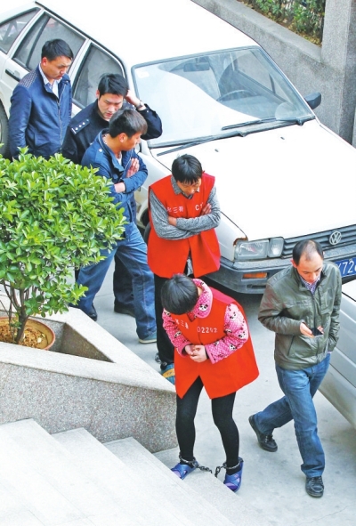 制造胡噴鬧劇的始作俑者——一家裝飾公司的4名負(fù)責(zé)人與其雇用的兩名“胡噴”被刑拘。