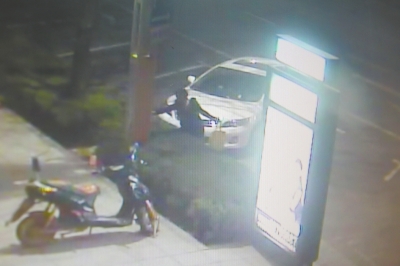 監(jiān)控視頻顯示，一名女子正在往路燈桿和路牌燈箱上噴涂。