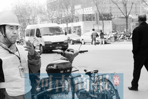  燃?xì)庑孤?消防員演習(xí)變實(shí)戰(zhàn)。而幾米外,有工作人員在抽煙