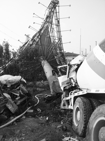 永城水泥罐車撞倒廣告牌 砸中行人致2死1傷 永城水泥罐車撞倒廣告牌 砸中行人致2死1傷