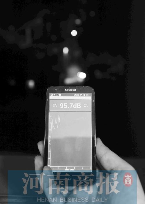 在黃先生家中，測得噪音為95.7分貝