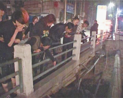 圍觀群眾感嘆橋那么高，被扔下橋的劉先生真是“萬(wàn)幸”。