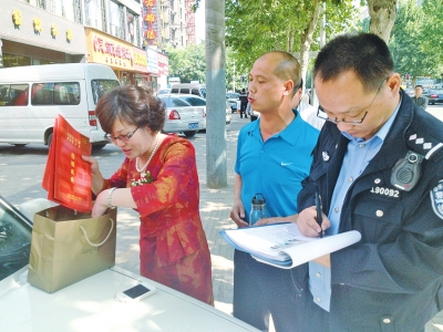 失主在清點(diǎn)、認(rèn)領(lǐng)失物。