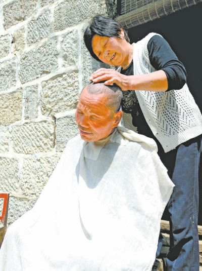 為了照顧兩個(gè)小叔，馬英專門學(xué)會(huì)了理發(fā)。