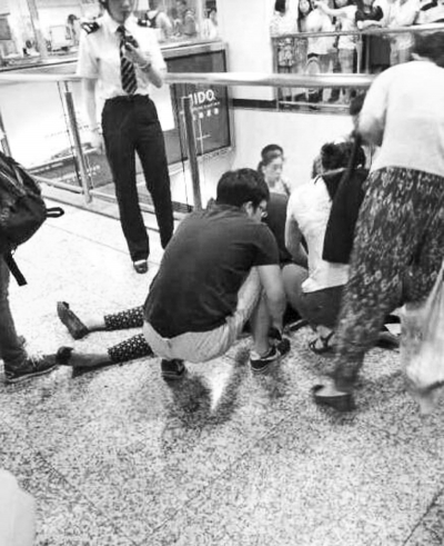 男子繼母被捅傷后跑到站內，倒在了地上（圖片來自網(wǎng)絡）。