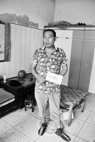 采建新拿的信封里，是南京警方送來的獎金。