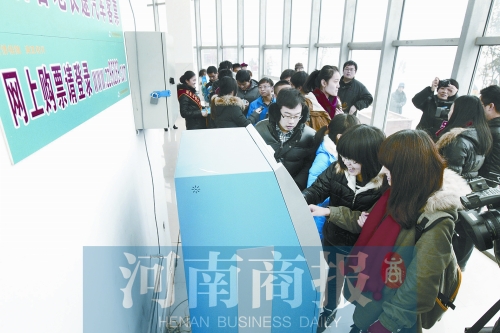 自動(dòng)售票機(jī)安裝在高校內(nèi)，方便了學(xué)生購票返鄉(xiāng)