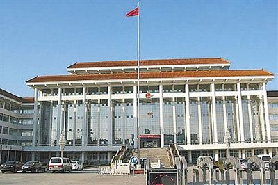 濮陽縣違規(guī)、超標(biāo)修建的縣委、縣政府辦公樓。新華社發(fā)發(fā)布