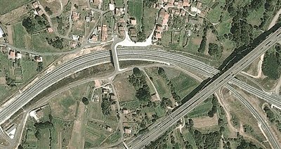 事發(fā)地的急轉(zhuǎn)彎道。以下是監(jiān)控視頻截圖。