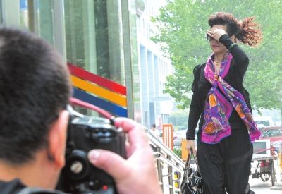 7月22日李某某輪奸案庭前會議，夢鴿擋臉小跑進(jìn)法院。資料圖片京華時報記者蒲東峰攝