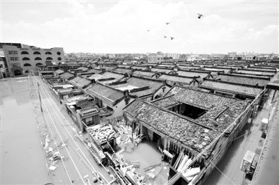 19日，廣東汕頭潮陽(yáng)區(qū)和平鎮(zhèn)出現(xiàn)水浸現(xiàn)象。連日來(lái)，廣東省汕頭市潮陽(yáng)區(qū)、潮南區(qū)普降暴雨。新華社發(fā)