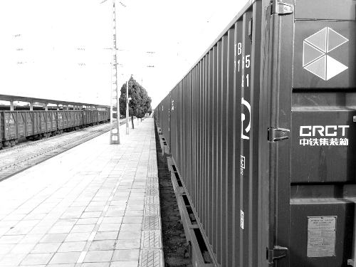 此次班列跟車(chē)工作人員@就著米飯吃面條發(fā)微博說(shuō)：一路走來(lái)，每個(gè)?？空镜墓ぷ魅藛T都在夸我們的集裝箱。