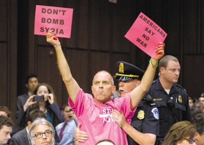 3日，美參議院外委會舉行敘利亞問題聽證會，民眾在現(xiàn)場示威，抗議美國軍事干預敘利亞。
