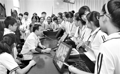 2013年5月30日，結(jié)合當(dāng)前國(guó)內(nèi)民眾普遍關(guān)注的“校長(zhǎng)開(kāi)房”、“強(qiáng)奸猥褻”等事件，廣西上思縣人民法院邀請(qǐng)中小學(xué)生到法院觀摩案件的庭審，提高他們的守法、維權(quán)意識(shí)。圖/IC