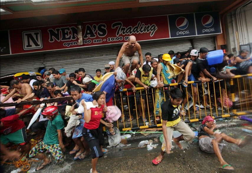 當(dāng)?shù)貢r間11月10日，強臺風(fēng)“海燕”襲擊菲律賓塔克洛班后，當(dāng)?shù)鼐用裣唇偕痰?，哄搶物資。