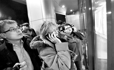 11月17日，俄羅斯喀山機(jī)場(chǎng)，一些人在查看航站樓上貼著的遇難者名單，他們可能是遇難者的親屬。