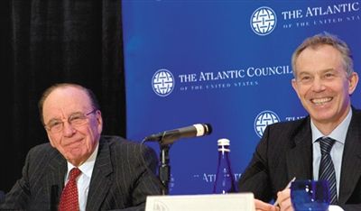 2008年，布萊爾與默多克在美國參加一國際會議。