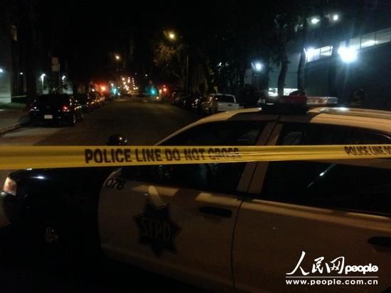 縱火案件發(fā)生在1月1日晚9時25分，舊金山當?shù)鼐胶拖绬T幾分鐘內(nèi)趕到事故現(xiàn)場，并迅速撲滅了火情。記者1日晚趕到現(xiàn)場時，領館正門所在區(qū)域已經(jīng)被警察封鎖。