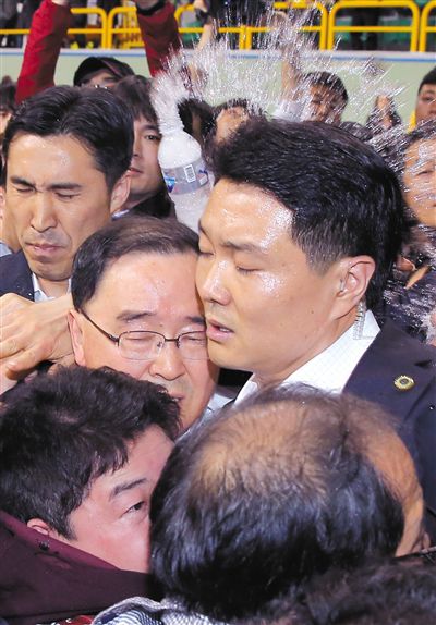 17日，鄭烘原（中）會(huì)見乘客家屬時(shí)，遭到家屬辱罵、潑水。