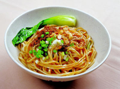 曬家鄉(xiāng)美食 網(wǎng)友：讓不讓人吃方便面了？