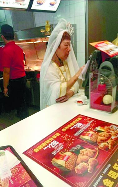 麥當(dāng)勞也挺拼的！店員化身觀音為顧客點(diǎn)餐