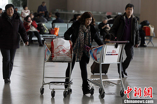  今日，為期40天的2013年全國春運(yùn)正式啟動。據(jù)交通運(yùn)輸部預(yù)計(jì)，今年春運(yùn)期間全國道路的旅客運(yùn)輸量預(yù)計(jì)為31億人次，平均每天運(yùn)送旅客大概為7741萬人次，與去年同期相比大概增長9%。中新社發(fā) 湯彥俊 攝　