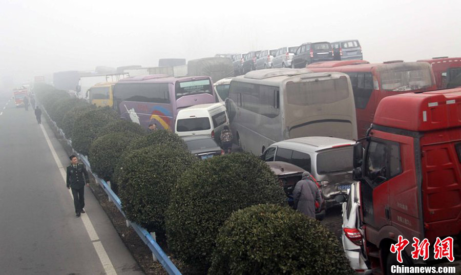 京港澳高速河南漯河段40余輛車相撞 京港澳高速河南漯河段40余輛車相撞