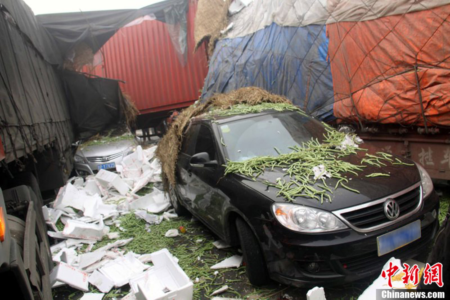 京港澳高速河南漯河段40余輛車相撞 京港澳高速河南漯河段40余輛車相撞