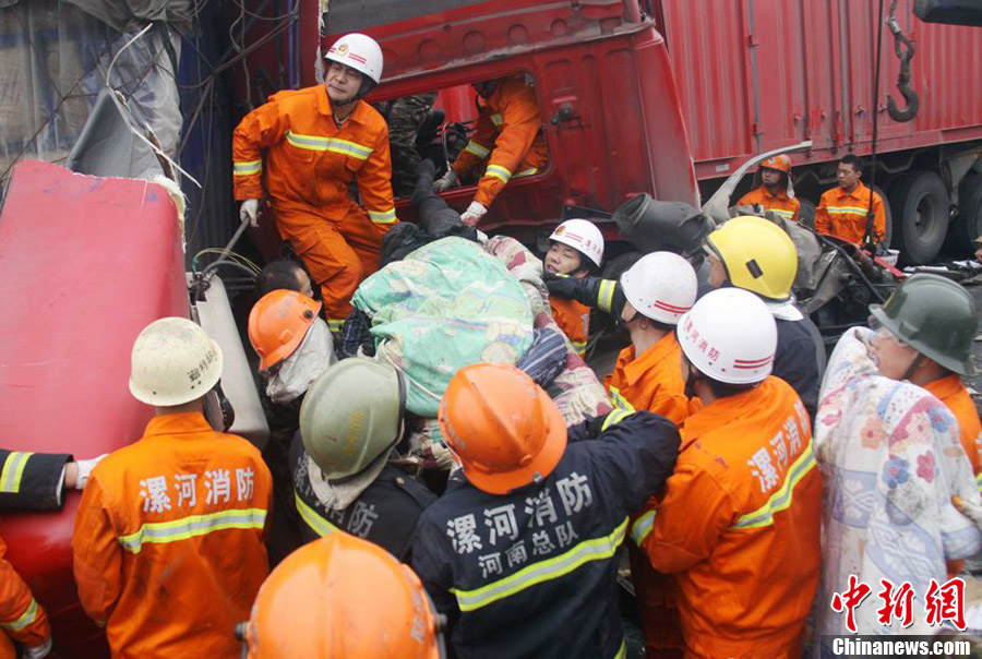 京港澳高速河南漯河段40余輛車相撞 京港澳高速河南漯河段40余輛車相撞
