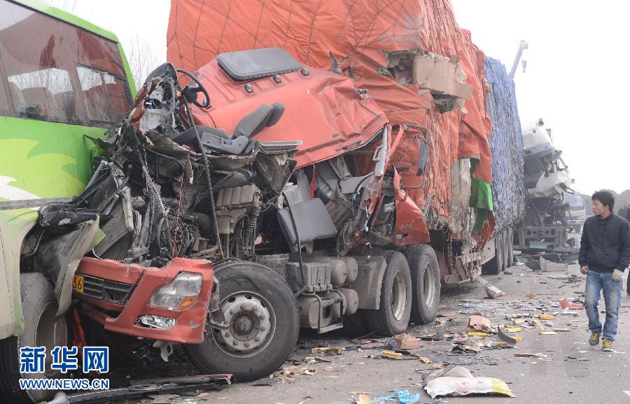 京港澳高速河南漯河段40余輛車相撞 京港澳高速河南漯河段40余輛車相撞