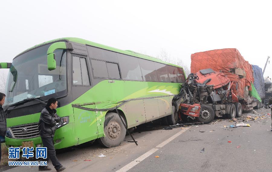 京港澳高速河南漯河段40余輛車相撞 京港澳高速河南漯河段40余輛車相撞