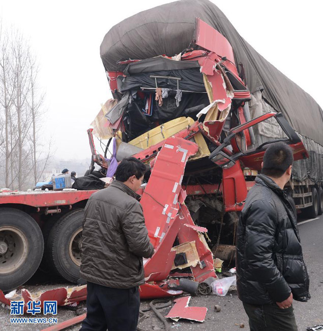 京港澳高速河南漯河段40余輛車相撞 京港澳高速河南漯河段40余輛車相撞
