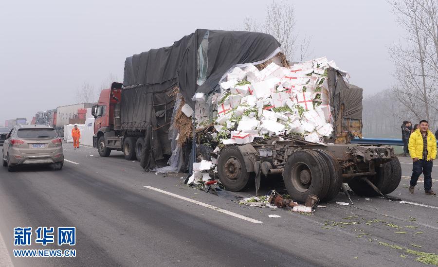 京港澳高速河南漯河段40余輛車相撞 京港澳高速河南漯河段40余輛車相撞