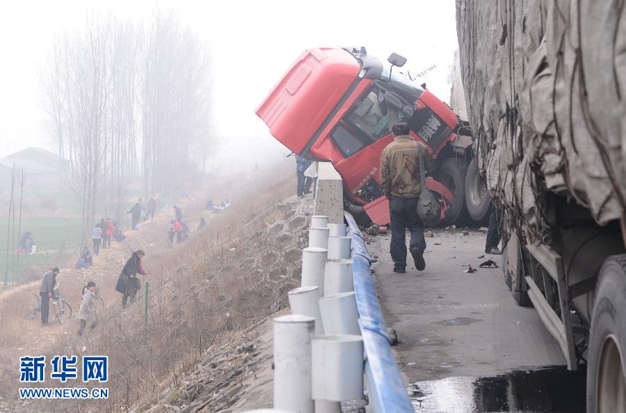 京港澳高速河南漯河段40余輛車相撞 京港澳高速河南漯河段40余輛車相撞
