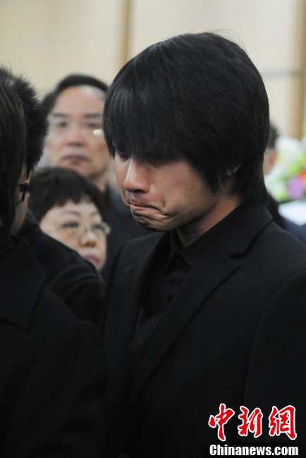 韓寒到場痛哭流淚。
