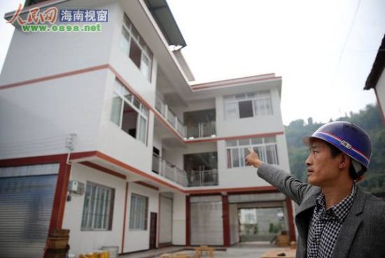 舒正山指著新房說：“我將喬遷宴席的豬肉分給村民吃，竟被大家誤傳是災后大魚大肉?！? width=