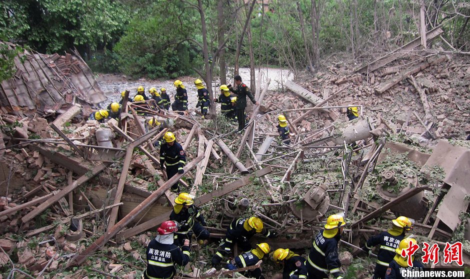 圖為南京消防隊員在現(xiàn)場搜救。中新社發(fā) 梅亮 攝
