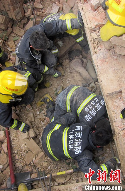 圖為南京消防隊員找到被埋工人。中新社發(fā) 梅亮 攝