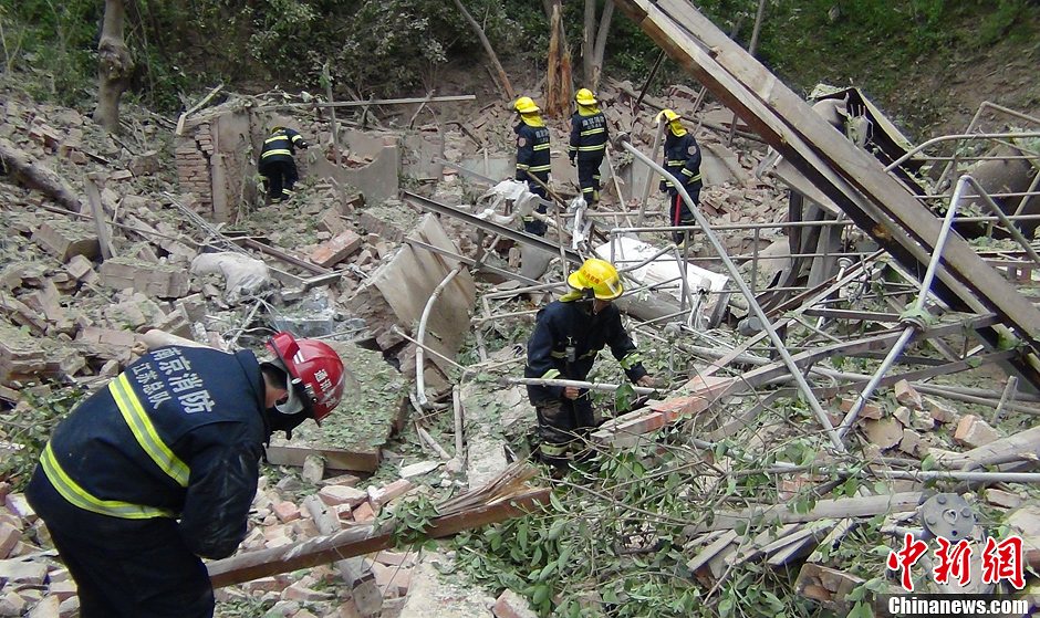 圖為南京消防隊員在現(xiàn)場搜救。中新社發(fā) 梅亮 攝