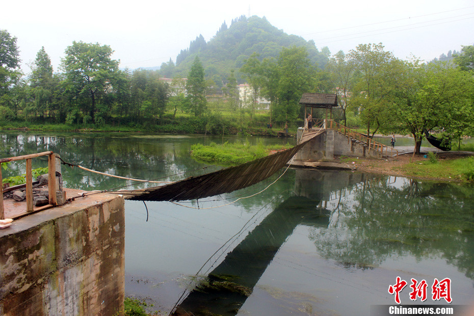 5月1日晚9點(diǎn)10分左右，湖南省鳳凰縣沱江鎮(zhèn)棉寨村距縣城3公里處桃花島篝火晚會(huì)散場(chǎng)時(shí)，游客經(jīng)過近水