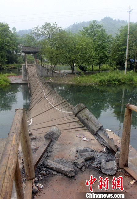 5月1日晚9點(diǎn)10分左右，湖南省鳳凰縣沱江鎮(zhèn)棉寨村距縣城3公里處桃花島篝火晚會(huì)散場(chǎng)時(shí)，游客經(jīng)過近水