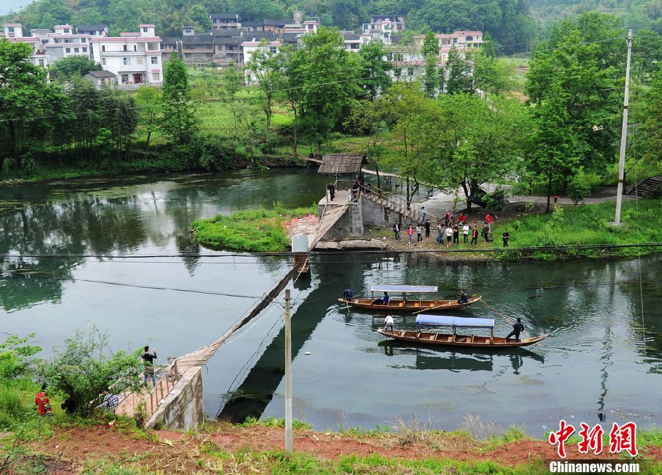 5月2日，鳳凰縣搜尋人員仍在沱江下游搜尋。