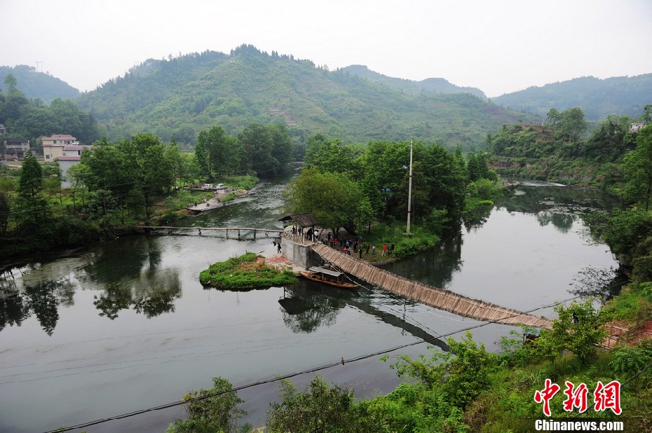 5月2日，鳳凰縣搜尋人員仍在沱江下游搜尋。